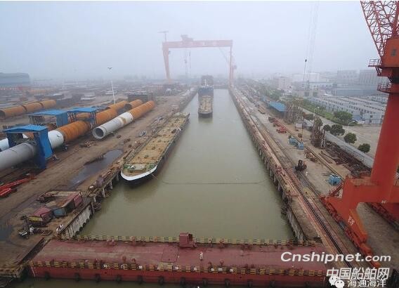 江苏海通海工装备三艘船舶同日顺利下水