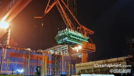 沪东中华造船23000TEU集装箱船4号船主机吊装顺利完成