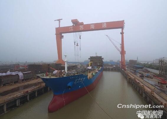 江苏海通海工装备三艘船舶同日顺利下水