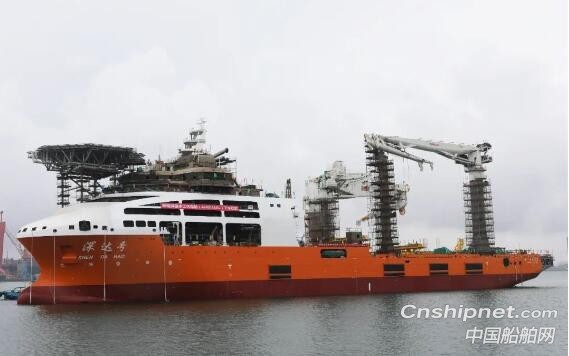 武船新型深潜水工作母船顺利出坞