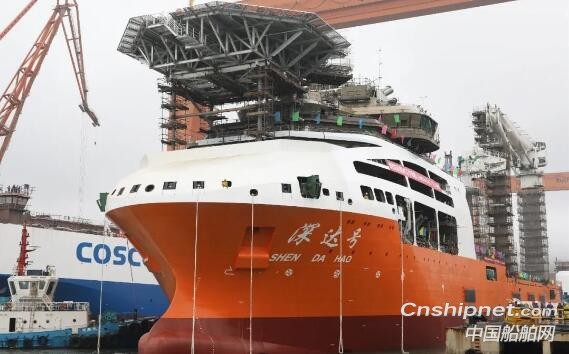 武船新型深潜水工作母船顺利出坞