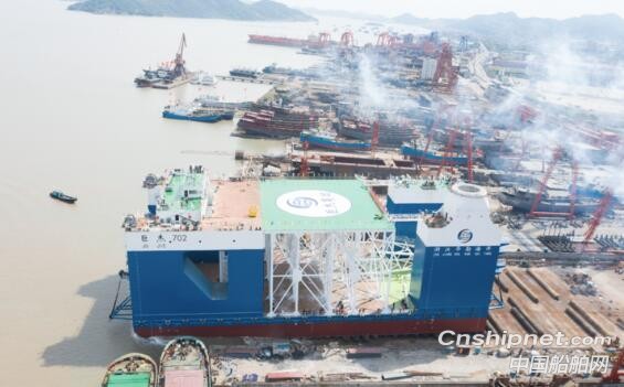 宁波振鹤船业700吨半潜式起重船“巨杰702”投入使用