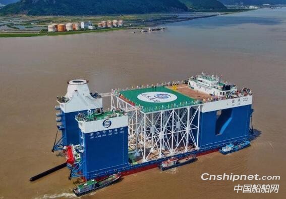 宁波振鹤船业700吨半潜式起重船“巨杰702”投入使用
