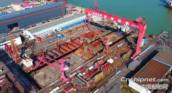 黄埔文冲2750TEU集装箱船3#船顺利出坞