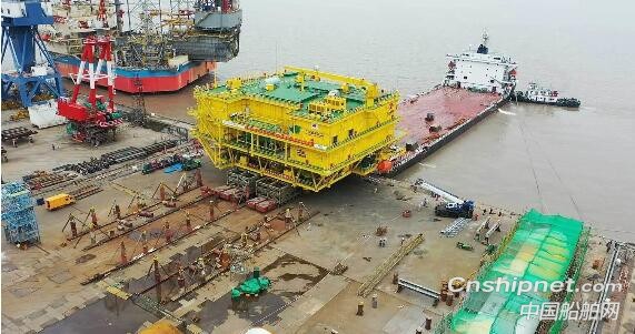 南通振华重型装备珠海金湾海上升压站项目成功实现滚装上船