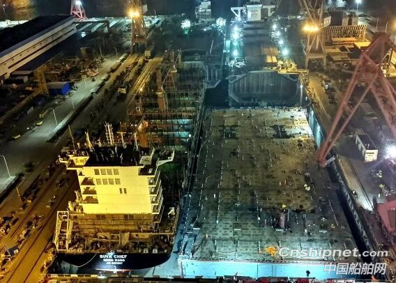 黄埔文冲2750TEU集装箱船3#船顺利出坞
