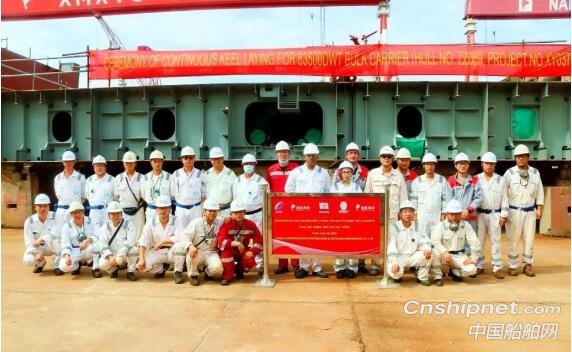 象屿海装63500DWT散货船两船出坞一船试航