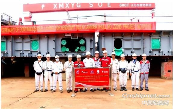 象屿海装63500DWT散货船两船出坞一船试航