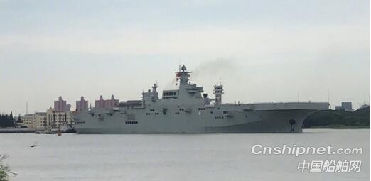 我国新一代075型两栖攻击舰首舰首次试航