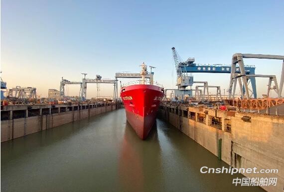 扬州金陵9900吨不锈钢化学品船4#船顺利签字交付