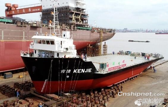 扬子江集团一散货船一甲板货船分别交付和下水