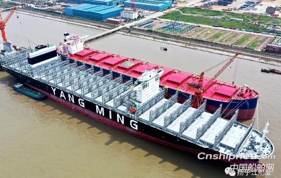扬子江集团一集装箱船一散货船分别交付和出坞