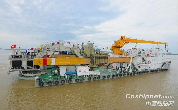 武船一铲斗挖泥船一自航绞吸挖泥船同时离厂