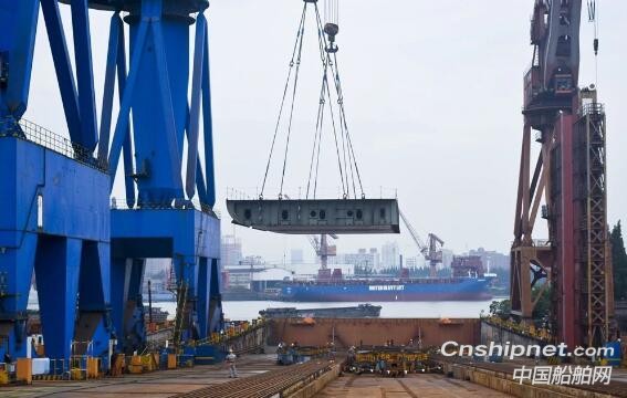 沪东中华13000吨重吊船1号船顺利下水