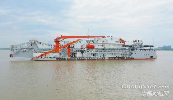 武船一铲斗挖泥船一自航绞吸挖泥船同时离厂