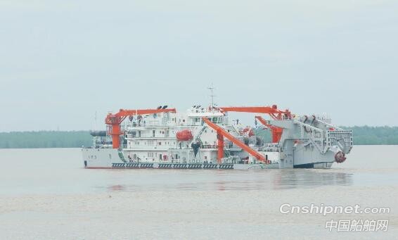 武船一铲斗挖泥船一自航绞吸挖泥船同时离厂