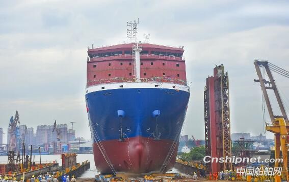 沪东中华13000吨重吊船1号船顺利下水