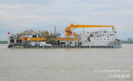 武船一铲斗挖泥船一自航绞吸挖泥船同时离厂