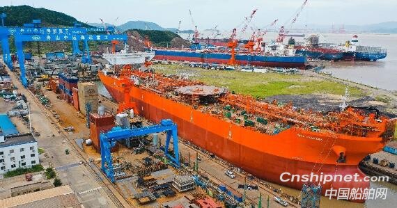 舟山中远海运重工15.2万吨穿梭油轮顺利下水