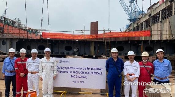 扬州金陵16300吨双燃料化学品船8#船顺利进坞