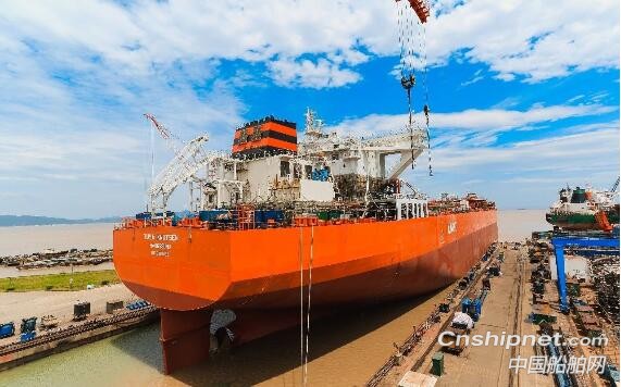 舟山中远海运重工15.2万吨穿梭油轮顺利下水