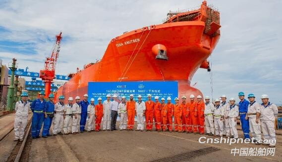 舟山中远海运重工15.2万吨穿梭油轮顺利下水