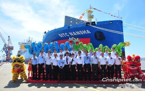 新扬子江造船第5条2400TEU集装箱船交付