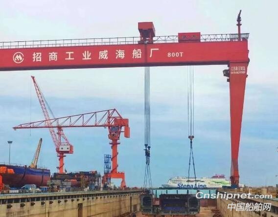 威海金陵首艘LNG动力船舶进坞搭载