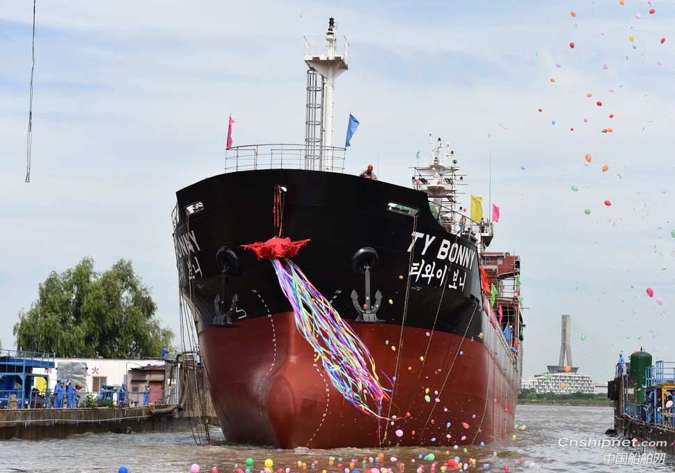 镇江船厂3700DWT杂货船首制船顺利下水