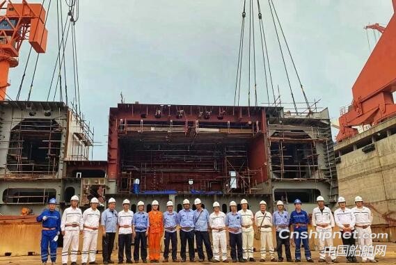 威海金陵首艘LNG动力船舶进坞搭载