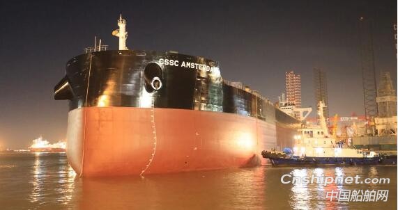 黄埔文冲2艘12万吨散货船姊妹船携手出坞