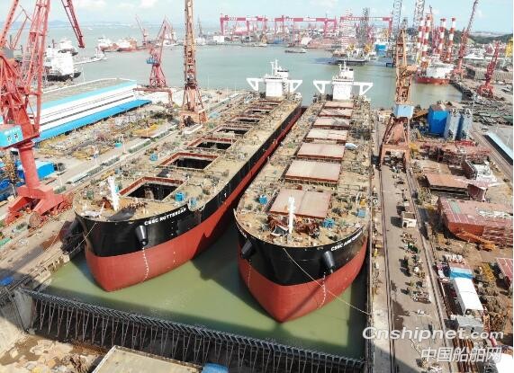 黄埔文冲2艘12万吨散货船姊妹船携手出坞