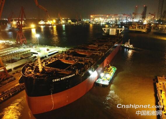 黄埔文冲2艘12万吨散货船姊妹船携手出坞