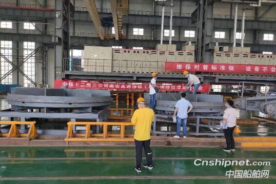 武汉船机万吨级转体球铰通过出厂验收