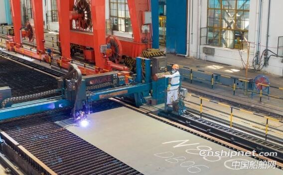 启东中远海运海工1.5万吨动力定位穿梭油轮割板开工