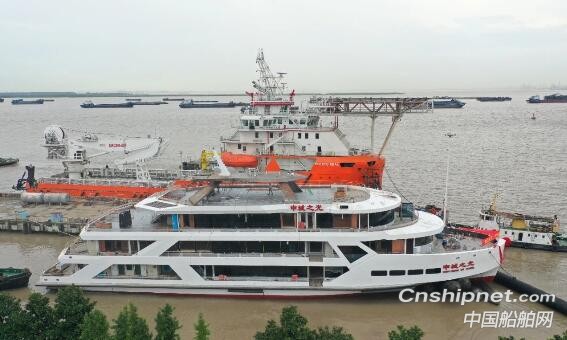 七〇二所五星级游船“申城之光”轮顺利下水