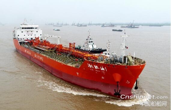 金陵鼎衡首艘10000吨级成品油船“浙能油1”轮正式命名交付