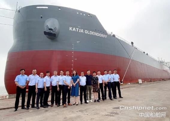 韩通集团82K散货轮“HT82-243”成功签字交付