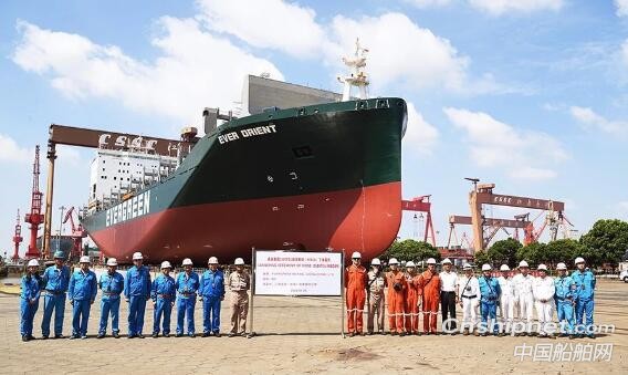 江南造船2500TEU集装箱船如期下水