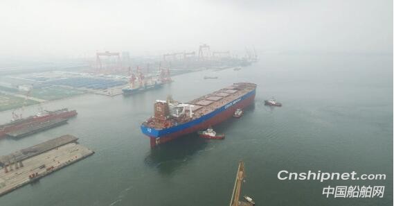 天津新港船舶重工32.5万吨矿砂船顺利出坞