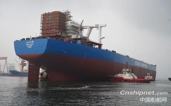 天津新港船舶重工32.5万吨矿砂船顺利出坞