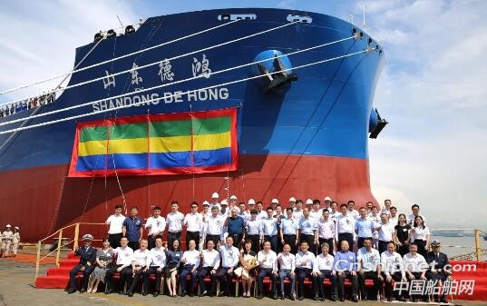 上海外高桥造船18万吨散货船“山东德鸿”轮命名交付