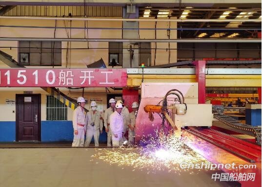 上海外高桥造船2艘11.4万吨阿芙拉成品油轮同日开工