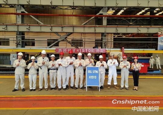 上海外高桥造船2艘11.4万吨阿芙拉成品油轮同日开工