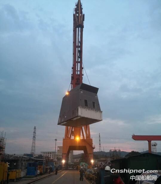 黄埔文冲海事巡逻船H2382船顺利完成烟囱925分段船坞吊装