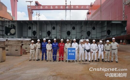 上海外高桥造船两艘船舶同日下坞