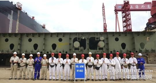 上海外高桥造船两艘船舶同日下坞