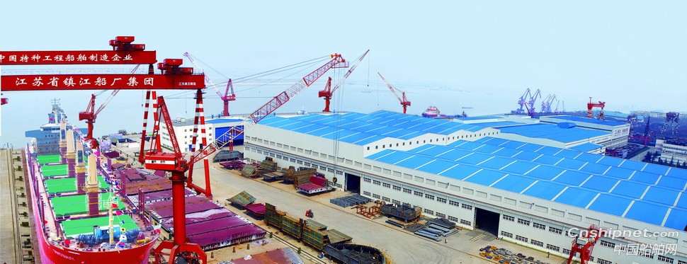 镇江船厂又一艘3676kW全回转消拖两用船顺利搭载