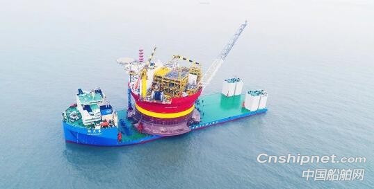 广船国际50,000吨半潜船进坞搭载