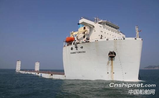 广船国际50,000吨半潜船进坞搭载